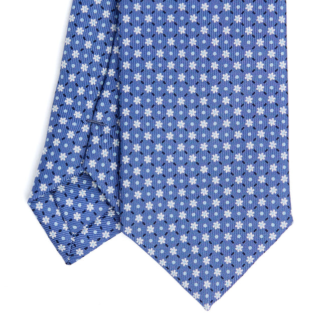 powder_blue_sartorial_7_cm_silk_tie_small_flower_pattern_tip_detail