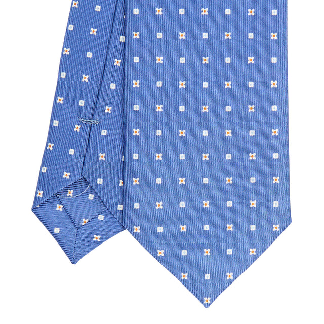 powder_blue_sartorial_7_cm_silk_tie_small_flower_pattern_tip_detail