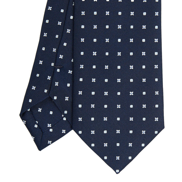 dark_blue_sartorial_7_cm_silk_tie_small_flower_pattern_tip_detail