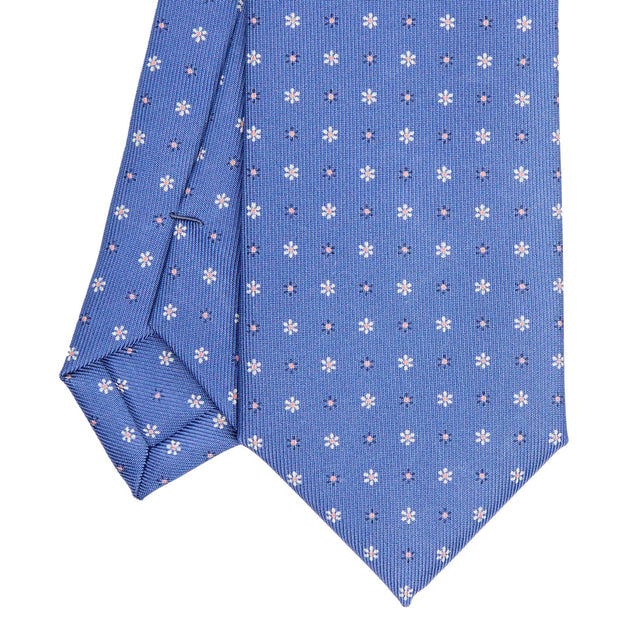 powder_blue_sartorial_7_cm_silk_tie_small_flower_pattern_tip_detail