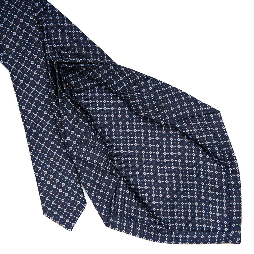 dark_blue_7_fold_sartorial_silk_tie_small_flower_pattern_detail_of_the_back_pleats