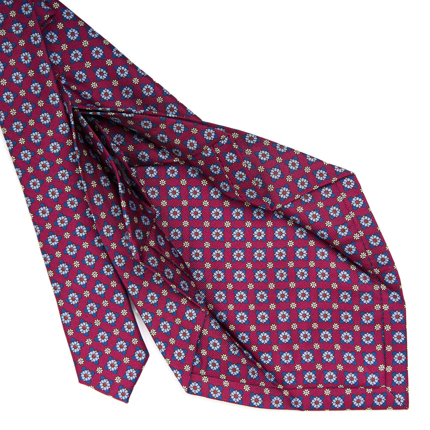 burgundy_7_fold_sartorial_silk_tie_small_flower_pattern_detail_of_the_back_pleats