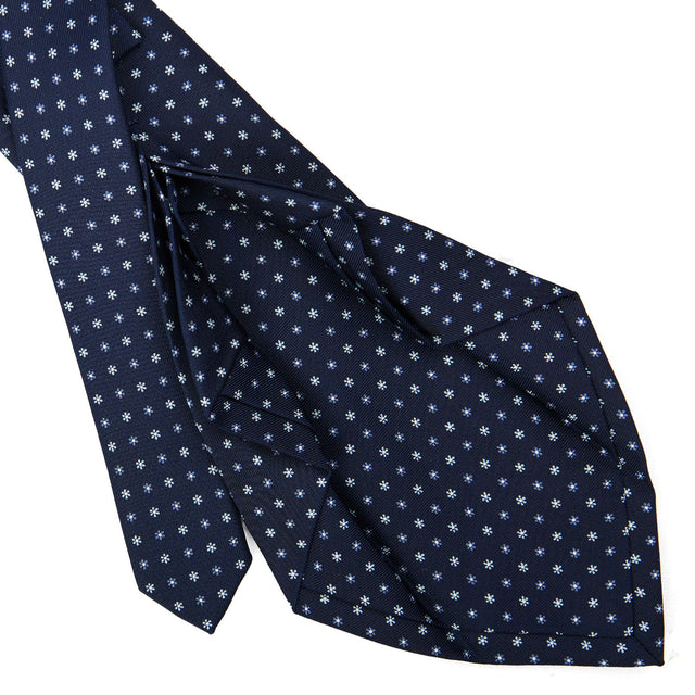 dark_blue_7_fold_sartorial_silk_tie_small_flower_pattern_detail_of_the_back_pleats