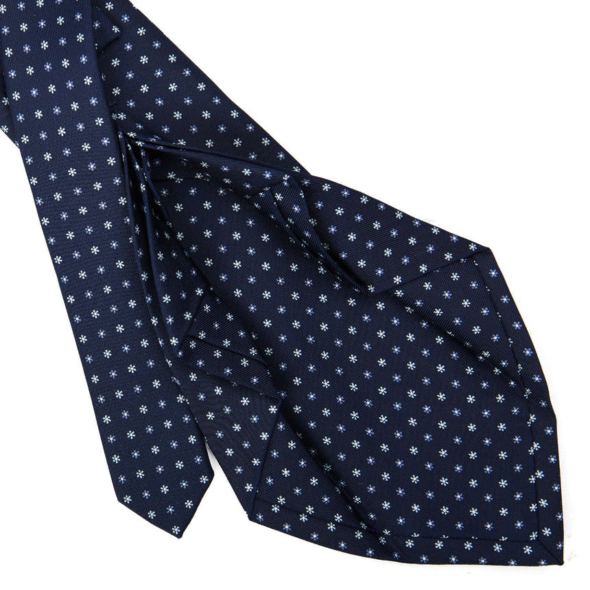 dark_blue_7_fold_sartorial_silk_tie_small_flower_pattern_detail_of_the_back_pleats