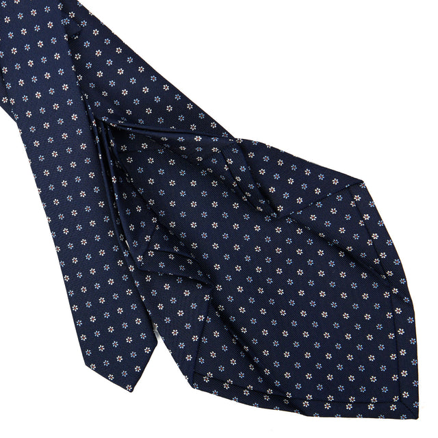 dark_blue_7_fold_sartorial_silk_tie_small_flower_pattern_detail_of_the_back_pleats