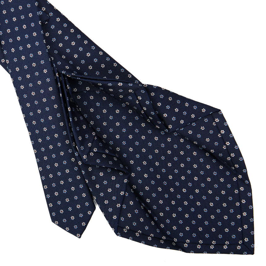 dark_blue_7_fold_sartorial_silk_tie_small_flower_pattern_detail_of_the_back_pleats
