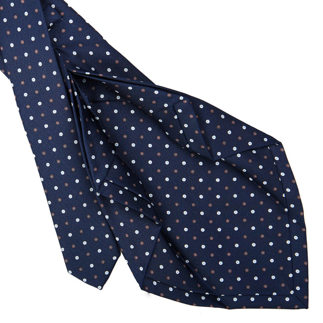 dark_blue_7_fold_sartorial_silk_tie_small_flower_pattern_detail_of_the_back_pleats