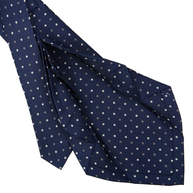 dark_blue_7_fold_sartorial_silk_tie_small_flower_pattern_detail_of_the_back_pleats