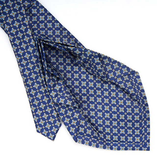 blue_9_fold_sartorial_silk_tie_small_flower_pattern_detail_of_the_back_pleats