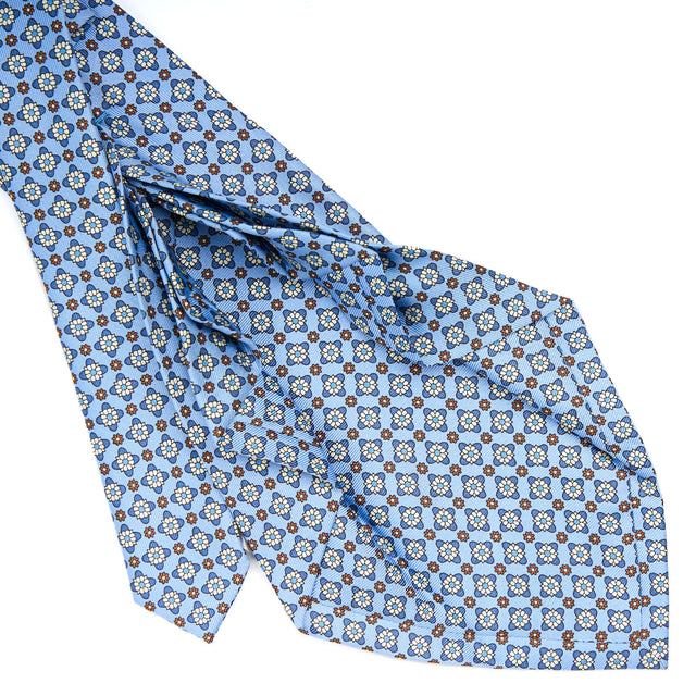 light_blue_9_fold_sartorial_silk_tie_small_flower_pattern_detail_of_the_back_pleats