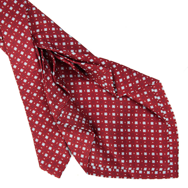burgundy_9_fold_sartorial_silk_tie_small_flower_pattern_detail_of_the_back_pleats