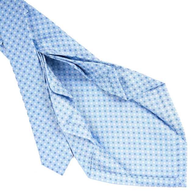 light_blue_9_fold_sartorial_silk_tie_small_flower_pattern_detail_of_the_back_pleats