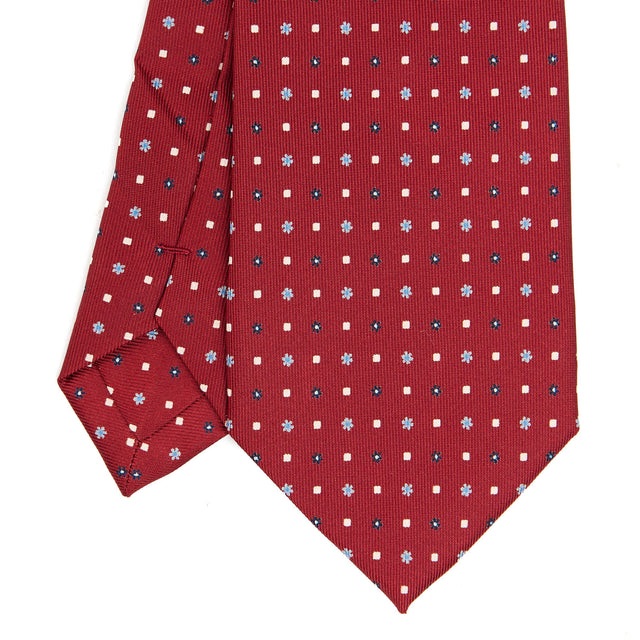 burgundy_extra_long_sartorial_silk_tie_small_flower_pattern_detail_of_the_back_pleats