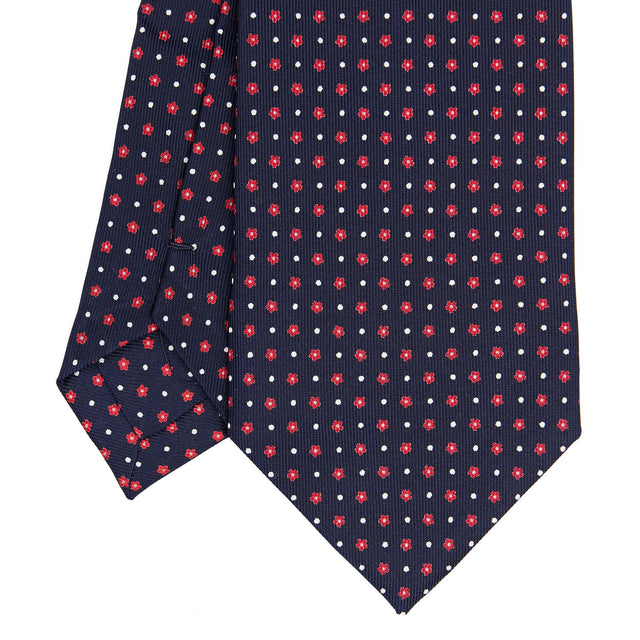 dark_blue_extra_long_sartorial_silk_tie_small_flower_pattern_detail_of_the_back_pleats