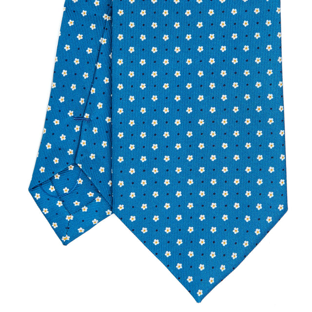 mid_blue_extra_long_sartorial_silk_tie_small_flower_pattern_detail_of_the_back_pleats