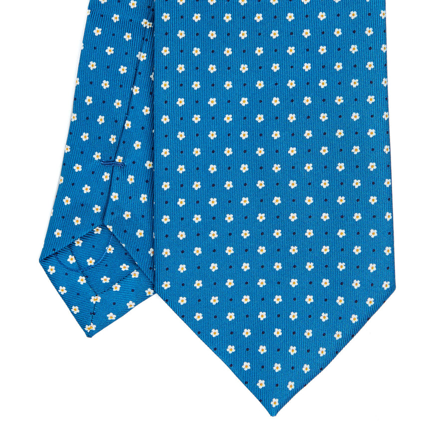 mid_blue_extra_long_sartorial_silk_tie_small_flower_pattern_detail_of_the_back_pleats