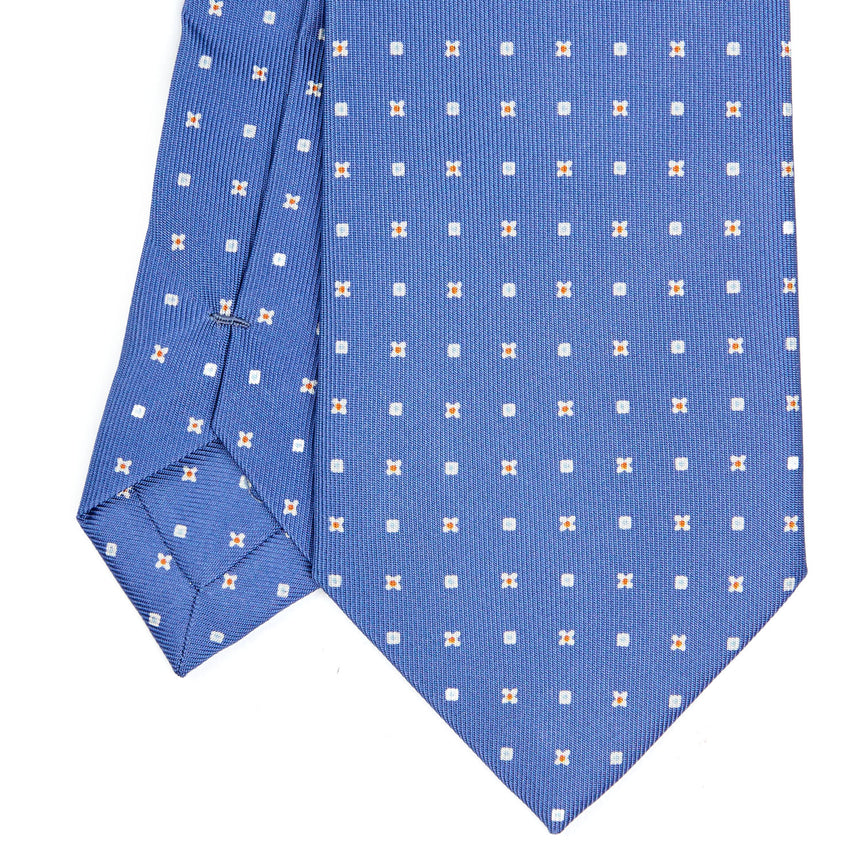 powder_blue_extra_long_sartorial_silk_tie_small_flower_pattern_detail_of_the_back_pleats