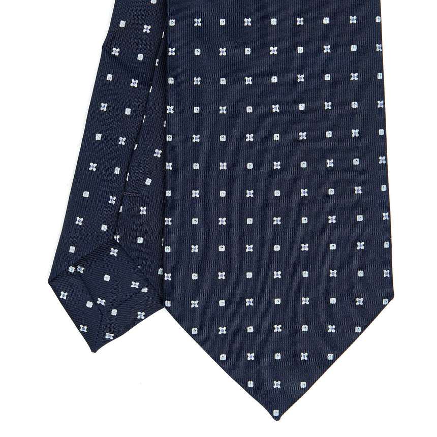 dark_blue_extra_long_sartorial_silk_tie_small_flower_pattern_detail_of_the_back_pleats