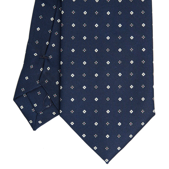 dark_blue_extra_long_sartorial_silk_tie_small_flower_pattern_detail_of_the_back_pleats