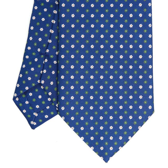 blue_extra_long_sartorial_silk_tie_small_flower_pattern_detail_of_the_back_pleats