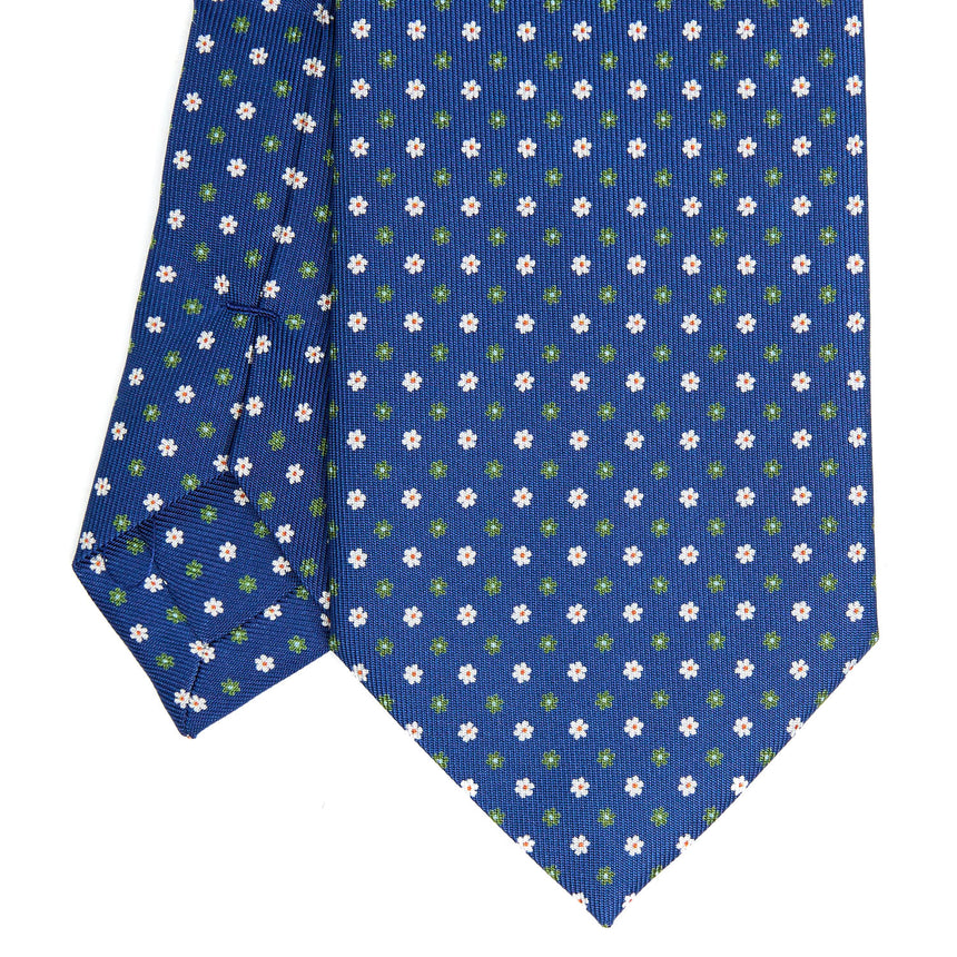 blue_extra_long_sartorial_silk_tie_small_flower_pattern_detail_of_the_back_pleats