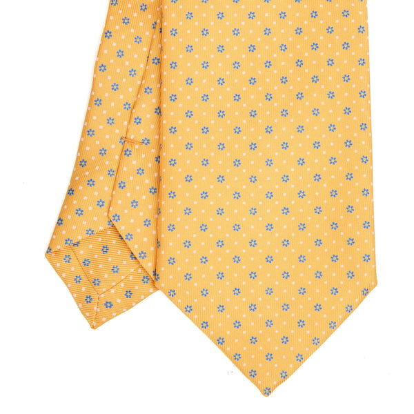 yellow_extra_long_sartorial_silk_tie_small_flower_pattern_detail_of_the_back_pleats