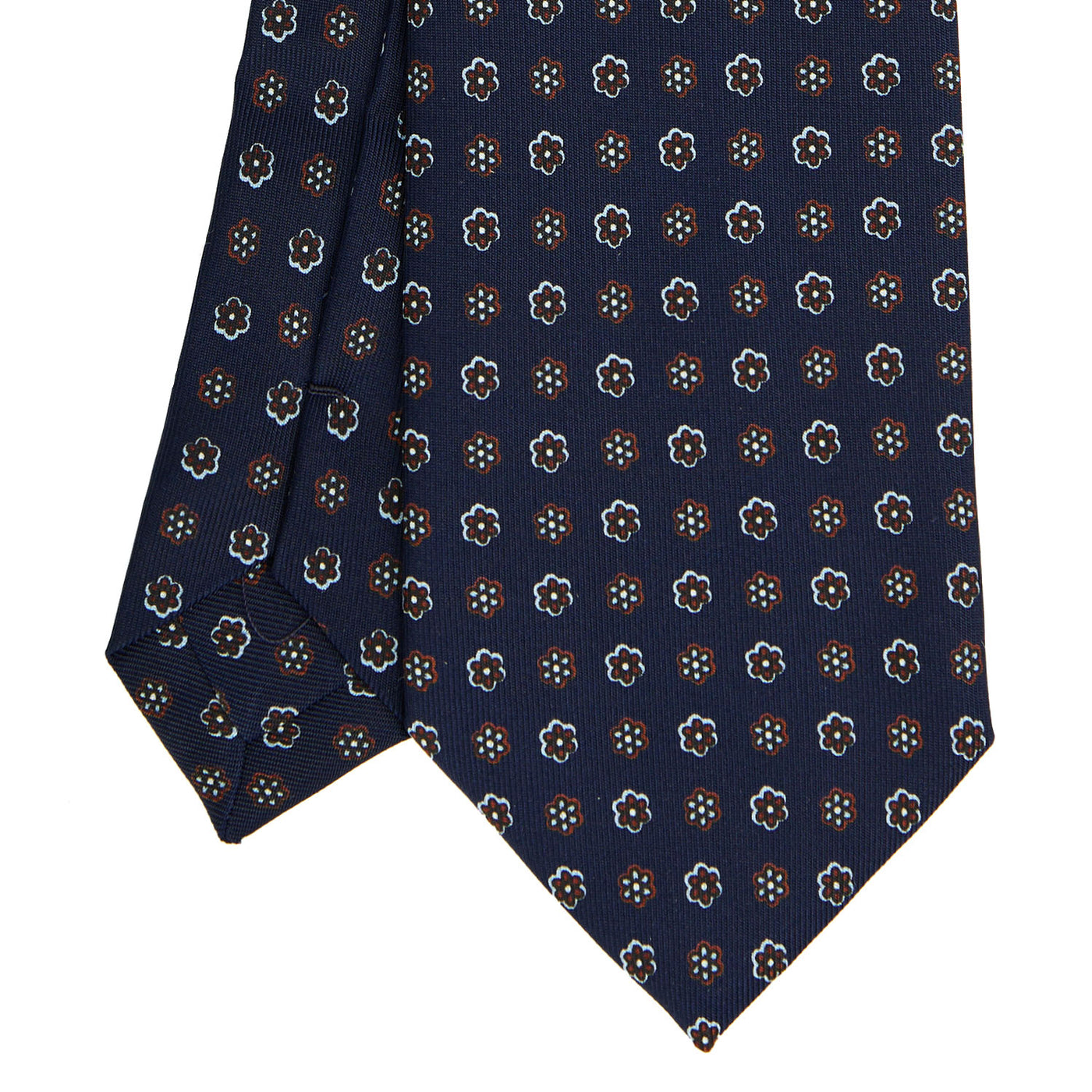 dark_blue_extra_long_sartorial_silk_tie_small_flower_pattern_detail_of_the_back_pleats