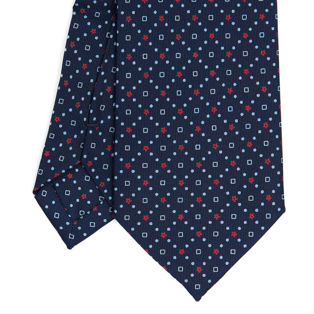 dark_blue_extra_long_sartorial_silk_tie_small_flower_pattern_detail_of_the_back_pleats