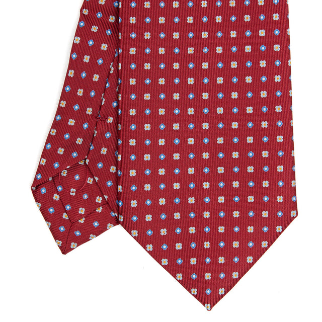 burgundy_extra_long_sartorial_silk_tie_small_flower_pattern_detail_of_the_back_pleats