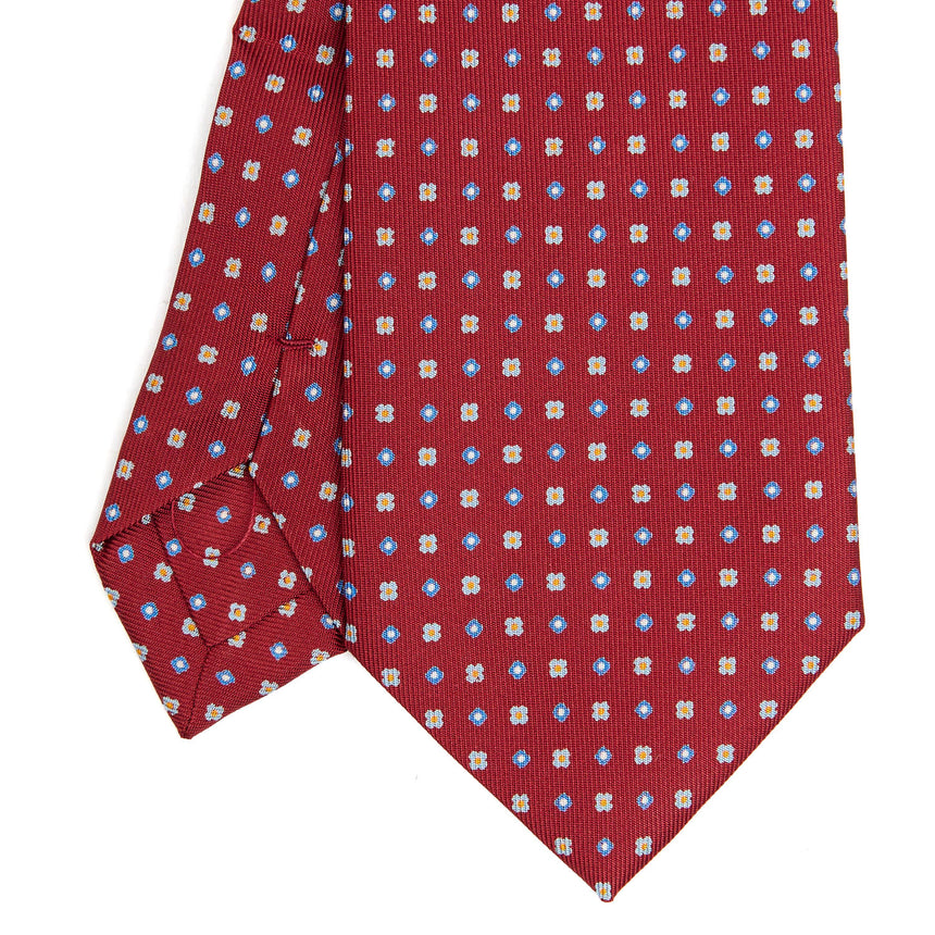 burgundy_extra_long_sartorial_silk_tie_small_flower_pattern_detail_of_the_back_pleats