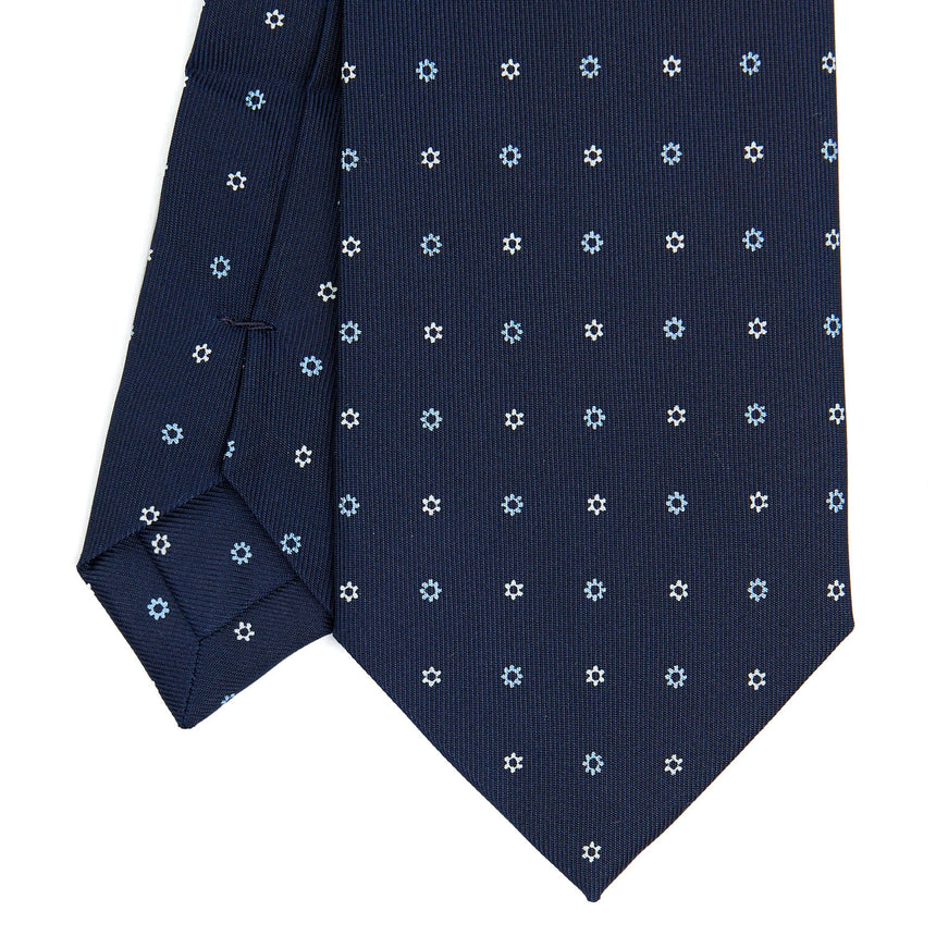dark_blue_extra_long_sartorial_silk_tie_small_flower_pattern_detail_of_the_back_pleats