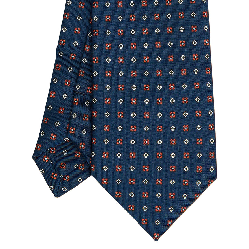 dark_blue_extra_long_sartorial_silk_tie_small_flower_pattern_detail_of_the_back_pleats