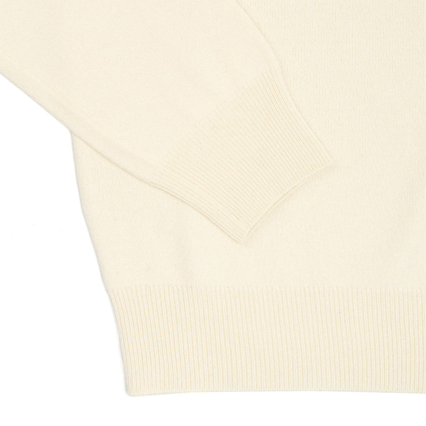 WHITE CREWNECK SWEATER