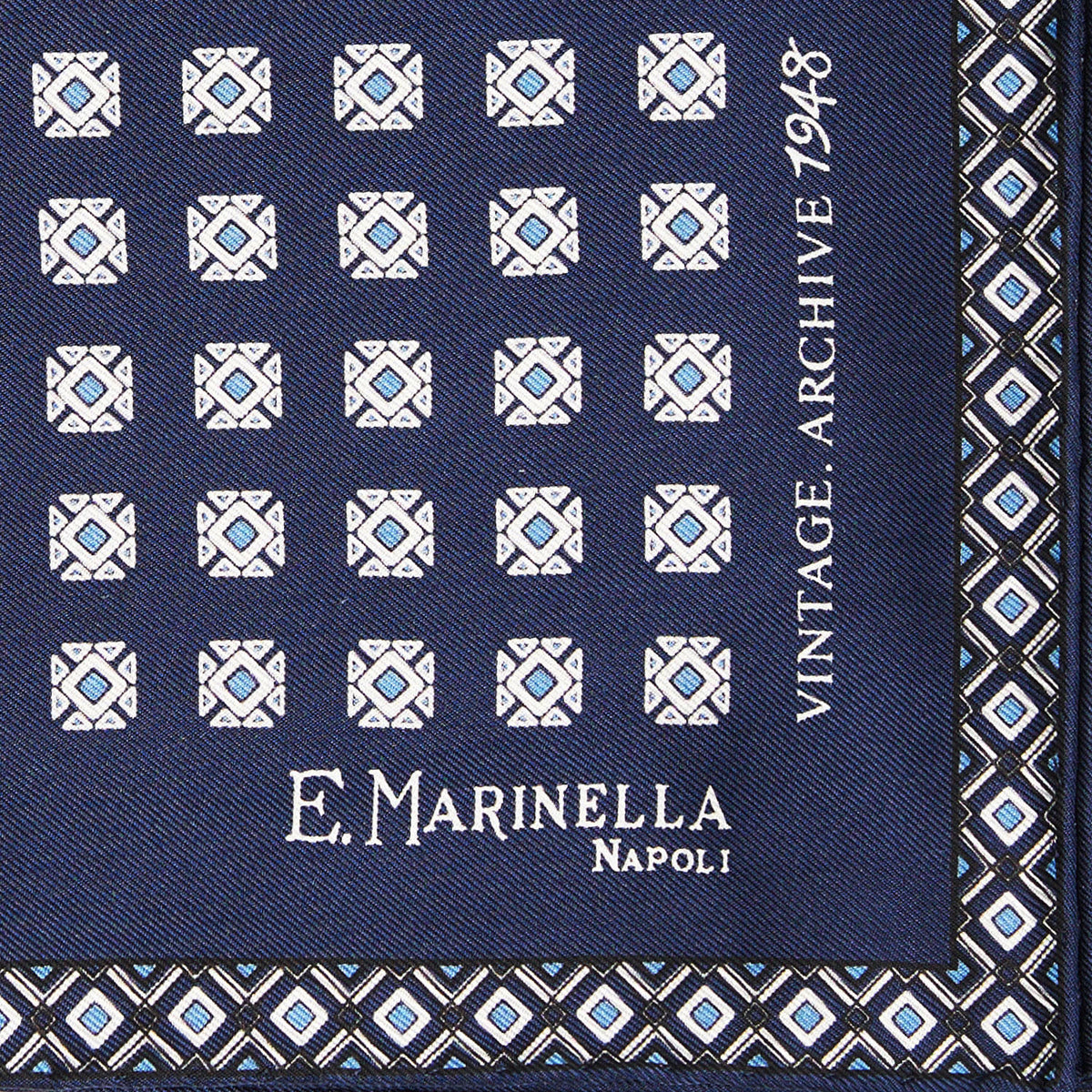 dark_blue_hand_printed_silk_pocket_square_archivio_pattern_1948_logo_detail_with_hand_rolled_hem