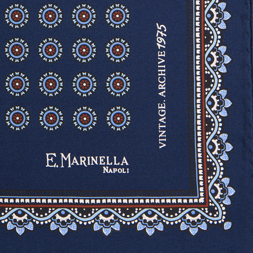 dark_blue_hand_printed_silk_pocket_square_archivio_pattern_1975_logo_detail_with_hand_rolled_hem