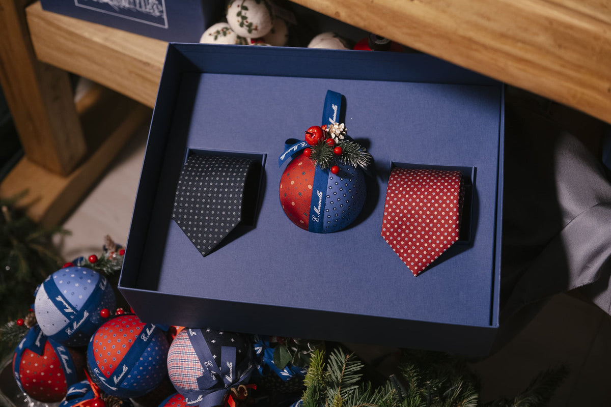 Box di Natale E. Marinella con cravatte in seta e pallina di Natale in seta