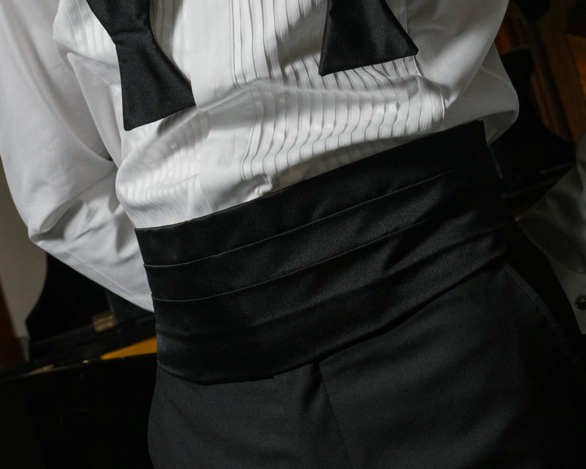 Dettaglio della fascia da smoking in seta nera E. Marinella con completo Black Tie.