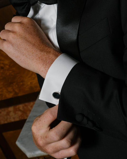Dettaglio dei gemelli E. Marinella su polsino doppio di una camicia da smoking della collezione Black Tie.