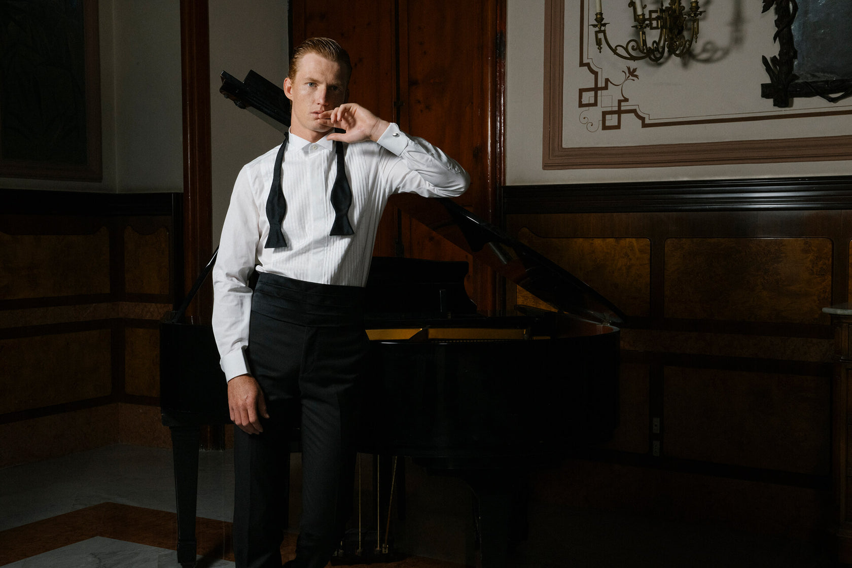 Look Black Tie E. Marinella con camicia da smoking bianca, papillon in seta da annodare e fascia da smoking