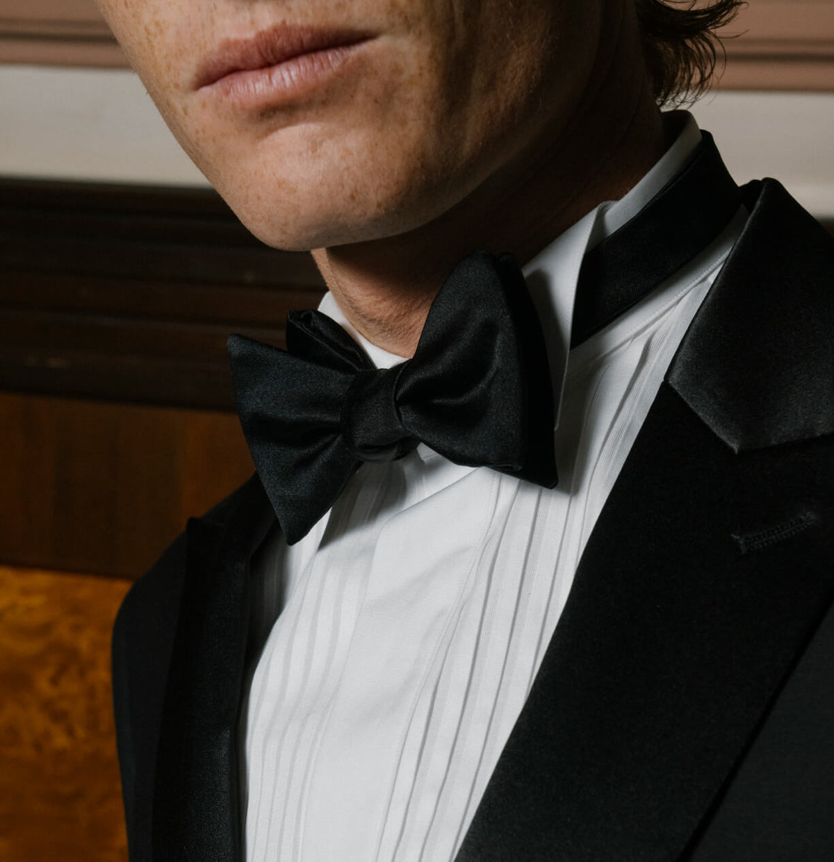 Dettaglio del papillon in seta nero E. Marinella indossato con completo Black Tie.