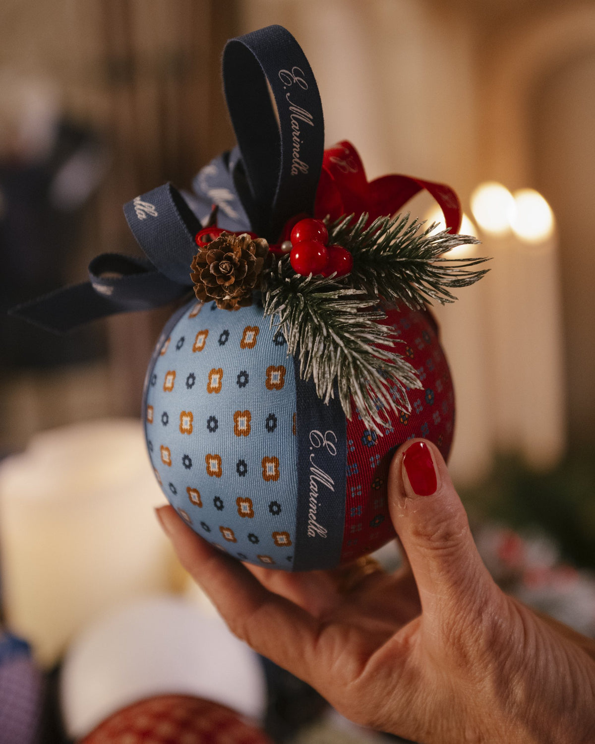 Pallina di Natale in seta realizzata a mano